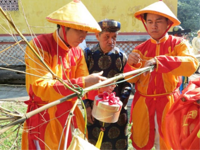 cây nêu dựng tại Đại nội Huế.